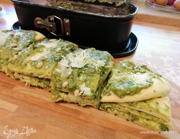 Большую разъемную форму смазать маслом (я взяла немного от ароматного масла для смазывания формы), посыпать мукой. Квадраты сложить по 4 штуки.