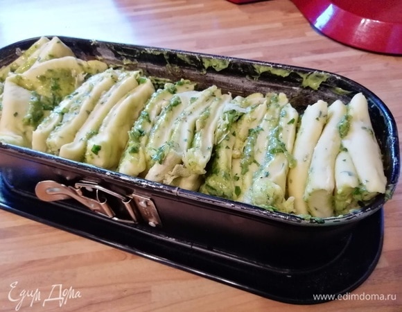 И выложить вертикально в форму. Накрыть пленкой и оставить в теплом месте на отдых на 30 минут.