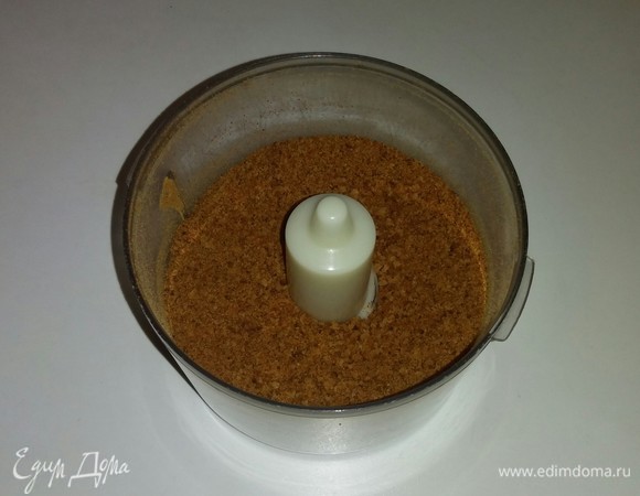 Затем обрезанную часть коржа режем большими кусочками и измельчаем в блендере до состояния очень мелкой крошки. Эта крошка понадобится для украшения торта.