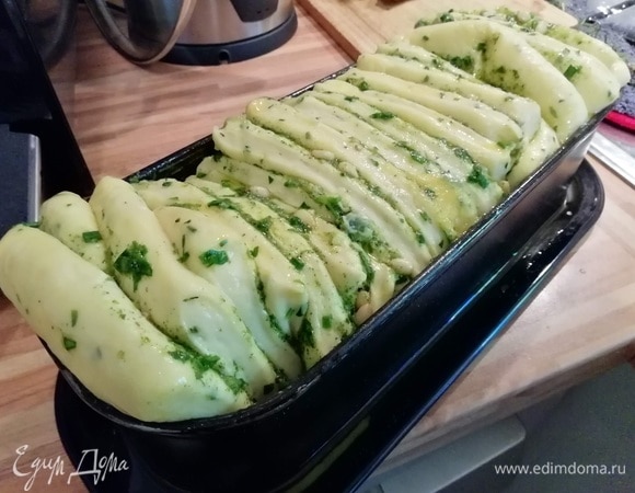 Смазать желтком, смешанным с 1 ст. л. молока или воды, и выпекать в заранее разогретой до 220°C духовке 10 минут. Затем снизить температуру до 170°C и выпекать еще 25–35 минут. Мне хватило 25. Тест на сухую палочку подскажет о готовности хлеба.