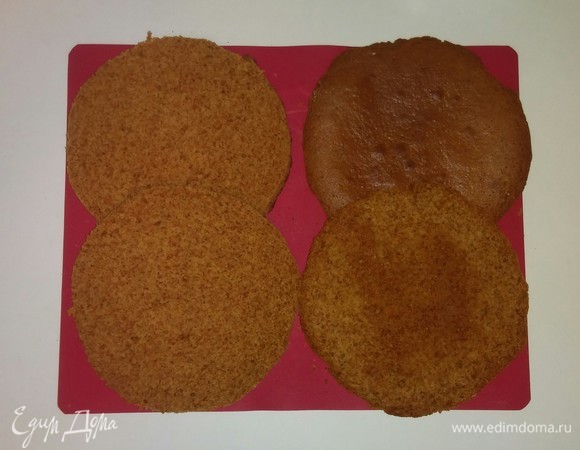 Остывший до комнатной температуры корж разрезаем на 4 круга.