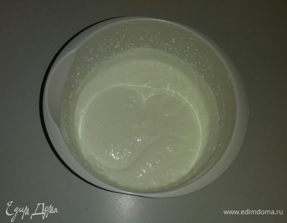 Готовим крем для торта. Достаем из холодильника охлажденные сметану и сливки. В глубокую емкость для взбивания кладем сахарный песок, ванильный сахар, сгущенное молоко, сметану и сливки. Взбиваем все миксером на средней скорости около 4 минут.