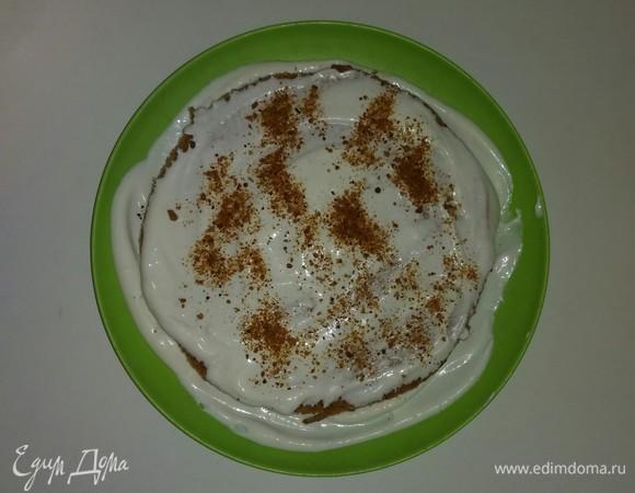 Берем тарелку, на которой будем формировать торт, и немного смазываем ее кремом. Затем кладем нижний срез коржа и смазываем его сверху кремом, а дальше чуть-чуть посыпаем измельченной крошкой. После чего на него кладем еще одну часть коржа и смазываем ее кремом и посыпаем крошками. Затем повторяем эту процедуру со следующей частью коржа. Последней частью должна быть срезанная верхушка коржа, также смазанная кремом.