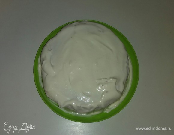 Когда торт собран, смазываем кремом его боковую часть, т.е. смазываем его по кругу.