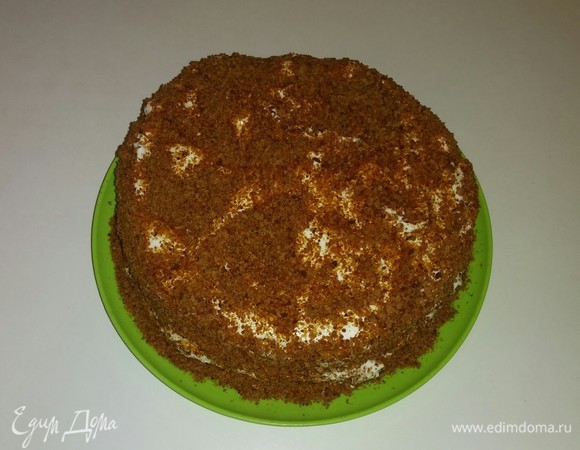 Затем обильно посыпаем торт измельченной крошкой сверху и боковую часть. После чего ставим торт в холодильник на 10 часов для пропитки кремом. Я обычно делаю торт поздно вечером, чтобы он ночью стоял в холодильнике.