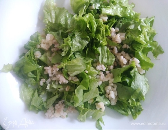 Лист салата вымыть, обсушить и нарезать. Булгур нужно заранее отварить согласно инструкции на упаковке. Свеклу запечь в духовке в фольге или отварить.