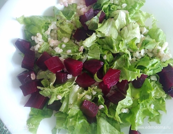 Свеклу нарезать крупными кубиками, выложить в салатник.