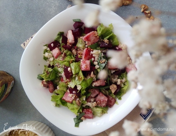 Заправить салат и подавать к столу.