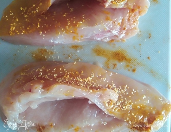 Куриное филе промыть, обсушить бумажным полотенцем. В середине сделать надрез типа кармана, но прорезать не до конца. Натереть солью, куркумой и чесноком.