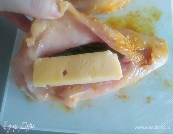 Сыр и грудинку (можно взять ветчину) нарезать брусочками. Зеленый лук мелко порубить. Нафаршировать каждый кармашек.