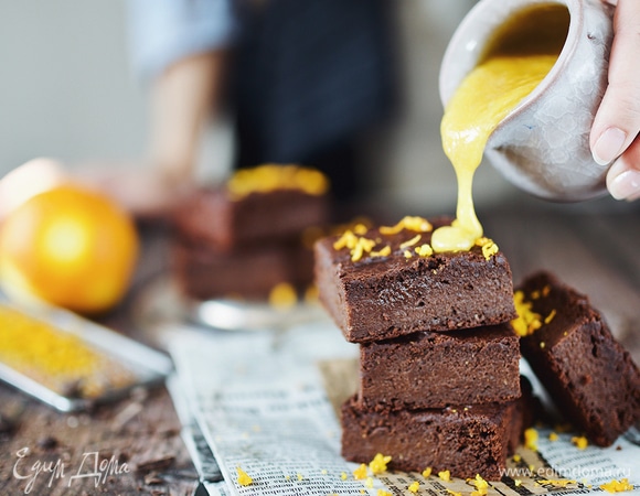 Помните, что брауни никогда не будет сухим, иначе это будет коврижка, кекс, бисквит — все, что угодно, но не брауни!<br />
Перед подачей можно полить десерт карамелью или растопленным шоколадом. Приятного аппетита!