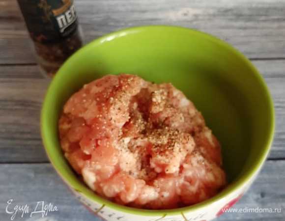 У меня был фарш, поэтому добавила соль, перец, яйцо.