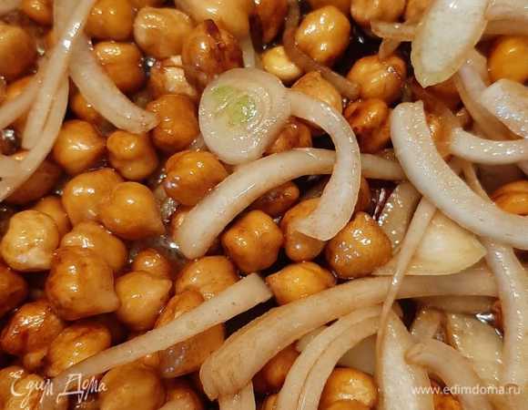 В глубокой сковороде обжариваю на масле 2 зубчика мелко нарезанного чеснока. Добавляю соевый соус и нут. Посыпаю все специями, припасенными из Ташкента. И тушу на медленном огне 20 мин.