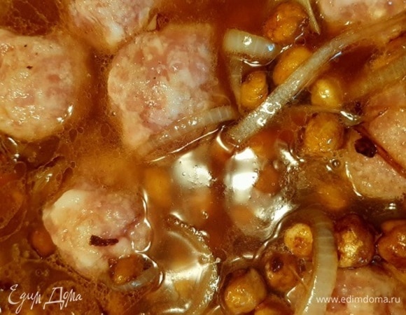 К нуту отправляем лук и шарики мясные, заливаем водой с томатной пастой, тушим 40 мин. Пропущенный через пресс чеснок и специи добавим в последнюю очередь.