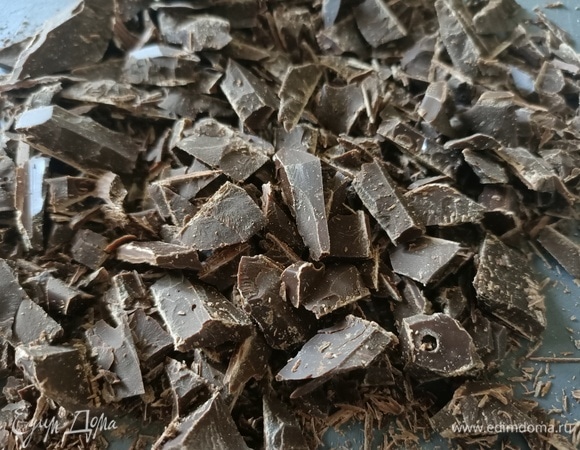 Шоколад измельчить. Переложить в глубокую миску.