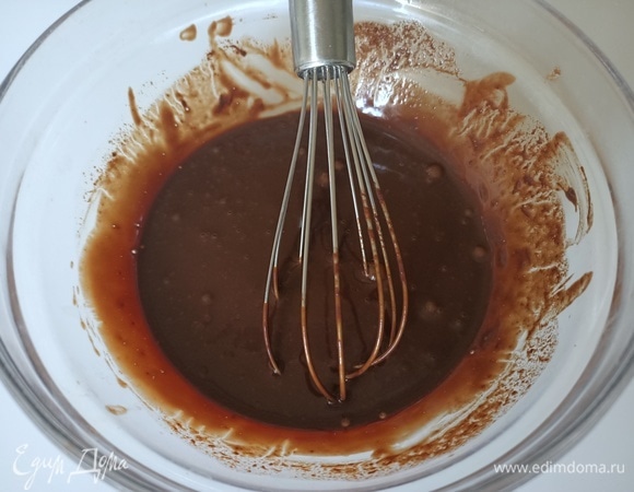 В кастрюле с толстым дном подогреть молоко, добавить сахарную пудру. Влить молоко в шоколад, перемешать.