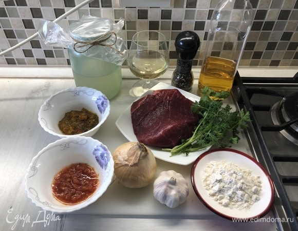 Подготовим ингредиенты. Мясо нарежем поперек волокон на средние куски.