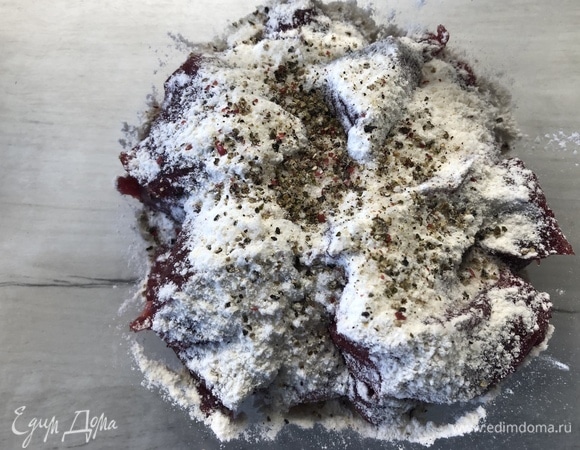 В стеклянной миске перемешаем мясо с мукой, посолим, поперчим.