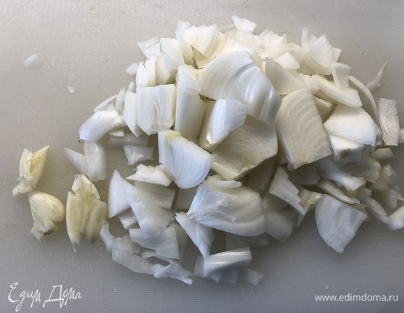 3 дольки чеснока давим, лук режем полукольцами.