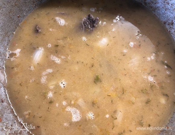 Залить 0,5 л. бульона (у меня был куриный), стакан белого сухого вина, 3 столовые ложки соуса ткемали, одну столовую ложку меда. После закипания убавить огонь и томить до готовности мяса.