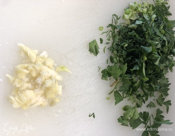 Чеснок и зелень мелко нарезать. Добавлять порционно.