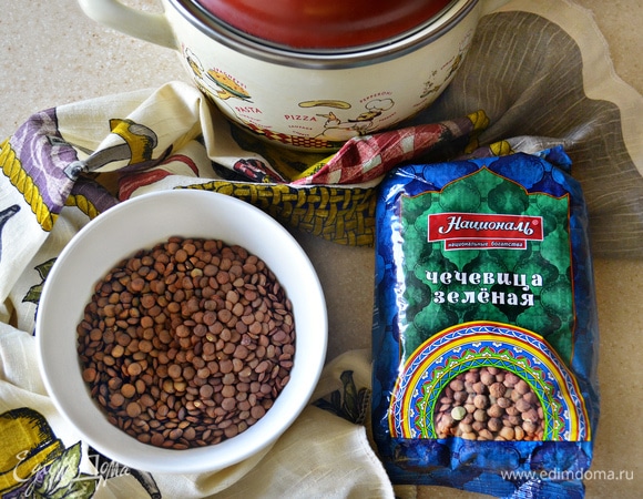 Приготовьте необходимо количество чечевицы ТМ «Националь». Промойте ее под проточной водой, залейте 1,5 ст. воды, доведите до кипения и варите на слабом огне до готовности (около 50 минут). Воду хорошо слейте.