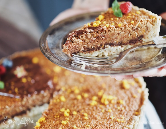 Достаньте и охладите. Украсьте сверху шоколадным ганашем: растопите оставшийся от плитки шоколад (40 г), залейте его горячими (но не кипящими!) сливками, взбейте до эмульсии.<br />
<br />
<span>Доставайте тарт из формы только после того, как он окончательно остынет и стабилизируется, иначе ваше творение развалится прямо в руках.</span><br />
 