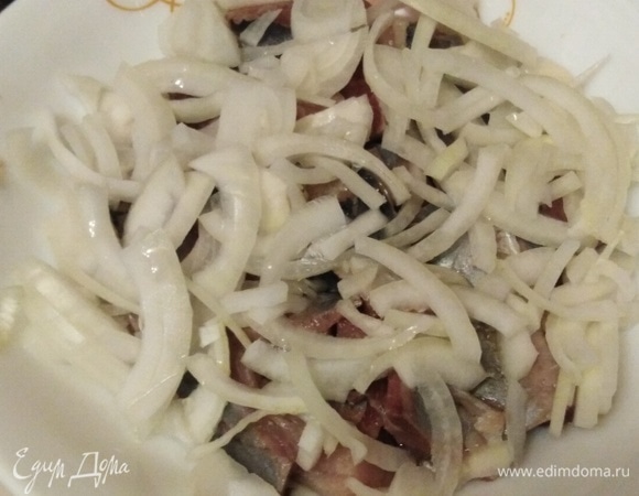 Сельдь очистить, удалить кости, нарезать порционными кусками. Выложить в тарелку. Посыпать сверху нарезанным репчатым луком. Полить растительным маслом.