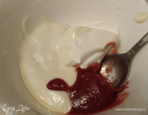 Сделать соус. Сметану смешать с майонезом и томатной пастой.