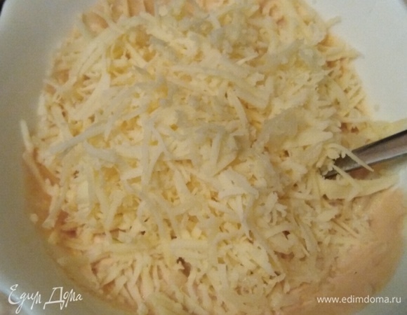 Добавить натертый на мелкой терке сыр и чеснок. Перемешать.