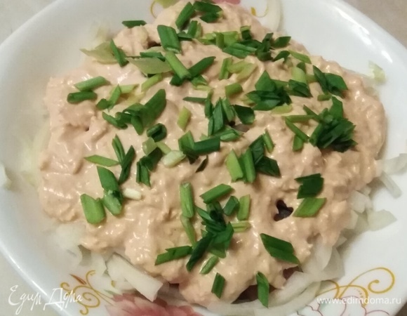 Выложить соус на сельдь. Украсить зеленым луком. Приятного аппетита!