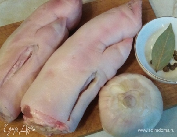 Свиные ножки очистить. Замочить в холодной воде на 1 час.