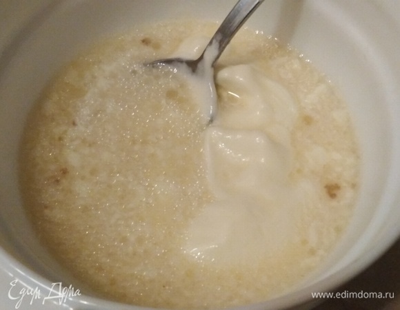 Сметану разбавить бульоном. Добавить чеснок.