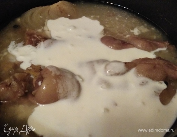 Влить смесь к свиным ножкам. Варить еще 30 минут.