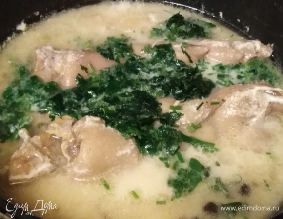 За 5 минут до конца варки добавить зелень петрушки.