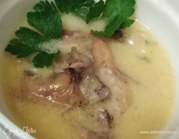 Второй вариант: в теплом виде залить бульоном и подать как хаш. Либо отделить мясо от костей, измельчить мякоть и шкурку, соединив с бульоном. Отправить в холодильник до полного застывания и в итоге получить удивительно вкусный студень. Приятного аппетита!