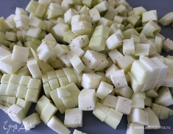 Баклажан помыть, очистить, мелко нарезать. В сковороду добавить оливковое масло и зубчик чеснока. Обжарить баклажаны.