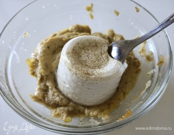 Достать чеснок, он больше не нужен. Баклажаны измельчить, посолить. Добавить творог, черный молотый перец. Можно добавить немного сыра грана падано, будет только вкуснее. Все перемешать. Начинку поставить в холодильник.