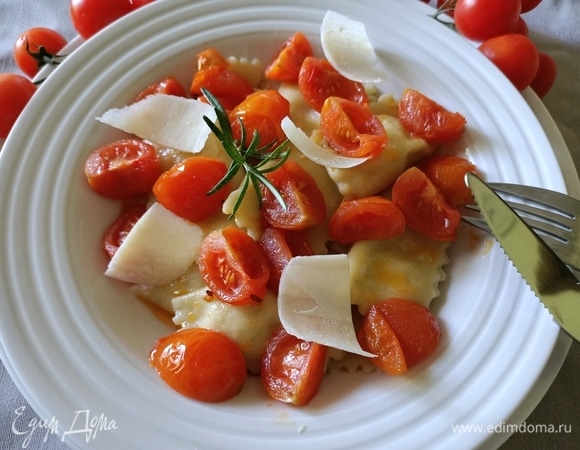 Готовые равиоли выложить в тарелку, сверху выложить соус, посыпать сыром. Приятного аппетита!