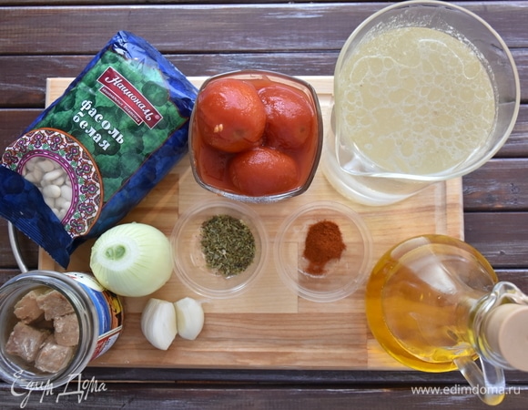 Подготовить продукты. Заранее сварить бульон. Он может быть рыбным, овощным или куриным. При его отсутствии можно использовать обычную воду. Так как томаты консервированные использую целиком, предварительно снимаю с них шкурку и нарезаю.