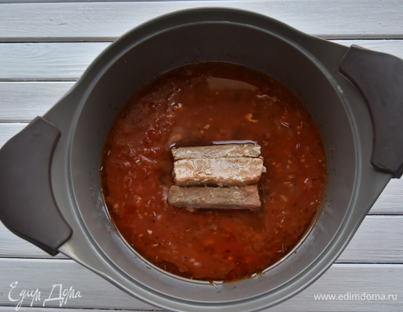 Добавить консервированный тунец со всем содержимым банки и измельченные томаты. Довести до кипения и потомить суп 5 минут.