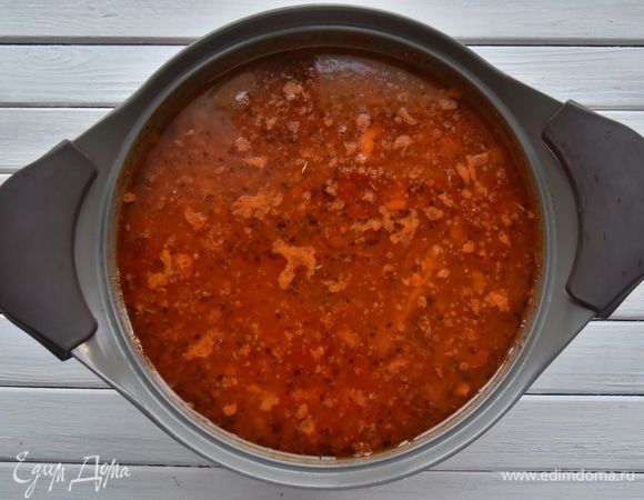 Влить бульон, добавить фасоль. Часть фасоли можно размять вилкой, чтобы придать супу густоту, а часть оставить целой. Посолить по вкусу.Огонь уменьшить до минимального и потомить суп еще 25–30 минут.