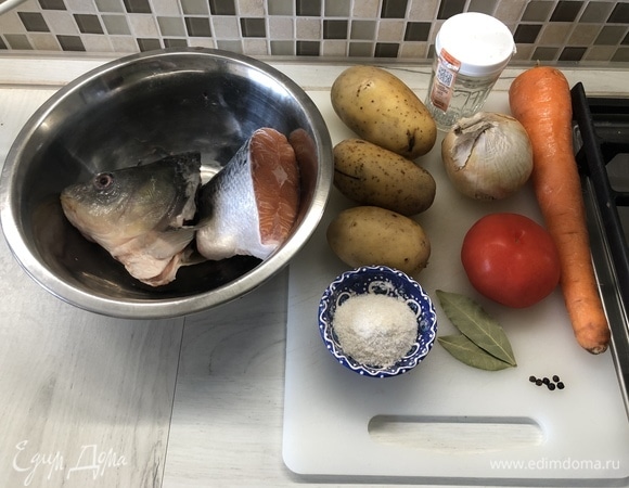 Подготовьте продукты.Рыбу очистите.