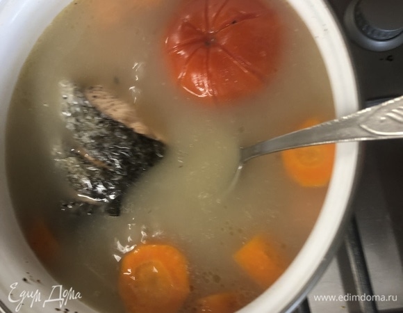 За 5 минут до готовности добавляем соль, перец по вкусу, добавляем 40 грамм водки, накрываем крышкой, даем настояться.