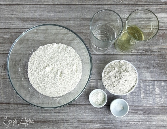 Смешиваем муку, соль и разрыхлитель. Добавляем растительное масло без запаха и теплую воду. Замешиваем тесто.