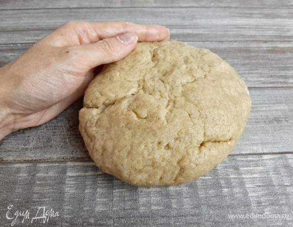 Тесто получается в меру мягкое и эластичное. Оставляем его отдохнуть на 20 минут.