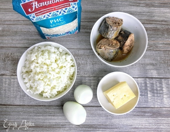 Отвариваем рис в подсоленной воде до готовности. Также отвариваем два яйца.