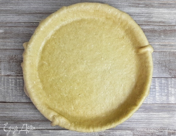 Тесто раскатываем в круг диаметром 40 см. Форма у меня диаметром 30 см.