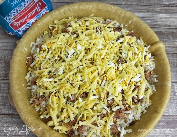 Яйцо натираем на крупной терке и выкладываем слоем. В конце кладем слой тертого сыра.