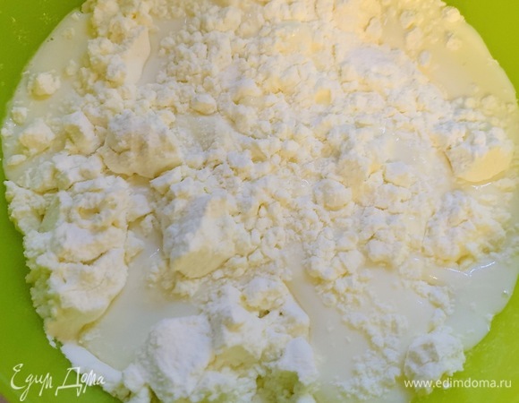 Смешать все ингредиенты, кроме фундука. Совет: молоко добавляйте постепенно , т. к. сухое молоко у разных производителей разного качества, ваше, возможно, потребует чуть больше или чуть меньше молока. Должна получиться довольно густая смесь.